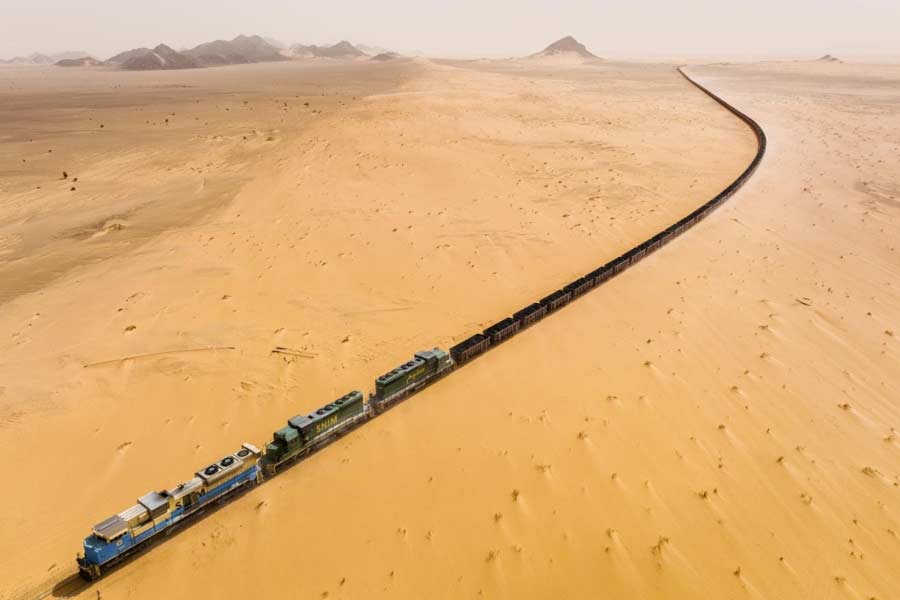 World's longest train runs in the Sahara Desert of Mauritania with 200 compartments