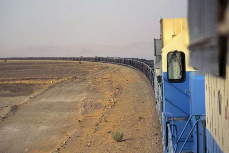 World's longest train runs in the Sahara Desert of Mauritania with 200 compartments