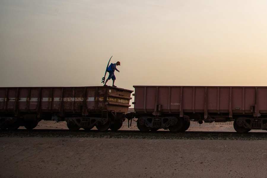 World's longest train runs in the Sahara Desert of Mauritania with 200 compartments