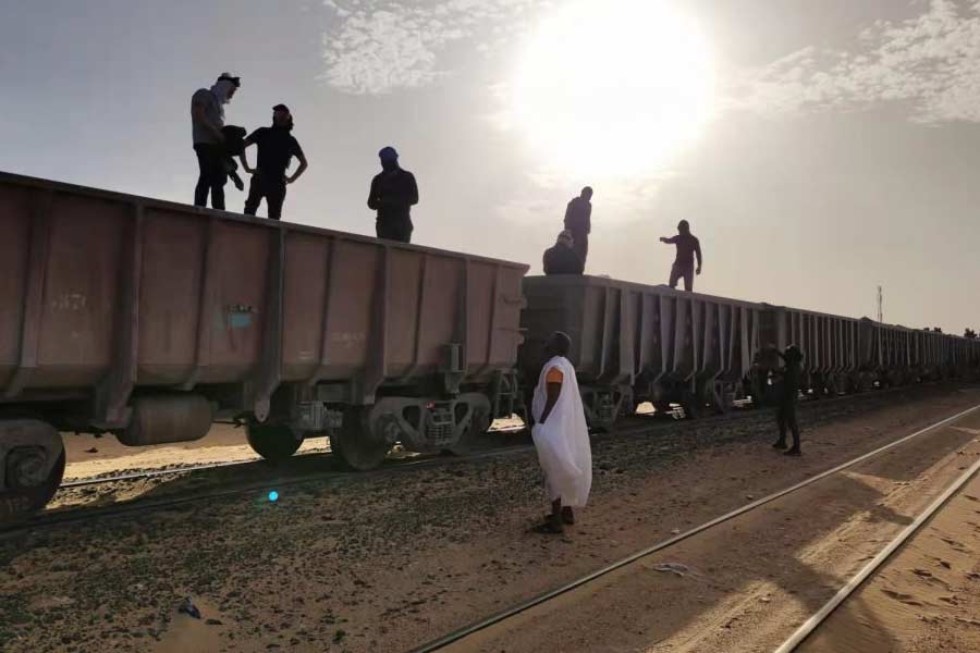 World's longest train runs in the Sahara Desert of Mauritania with 200 compartments