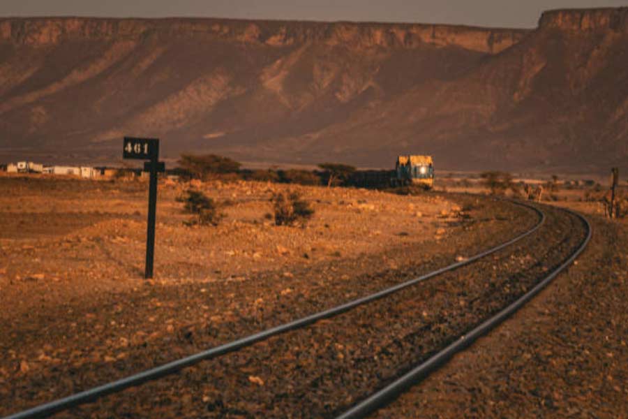 World's longest train runs in the Sahara Desert of Mauritania with 200 compartments