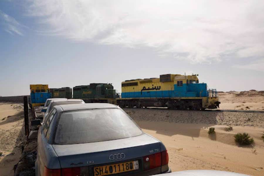 World's longest train runs in the Sahara Desert of Mauritania with 200 compartments