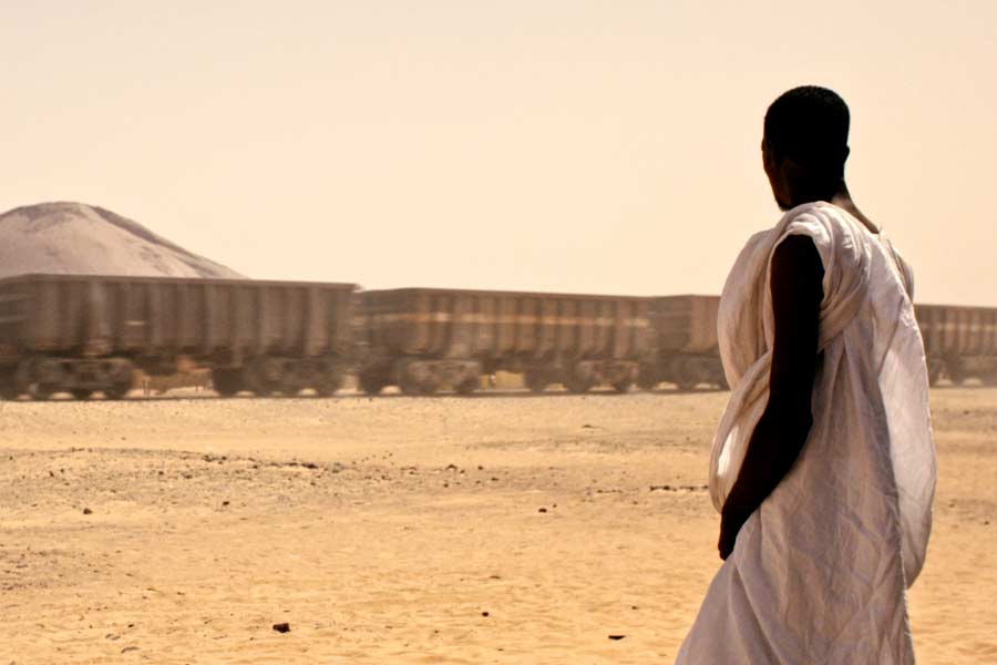 World's longest train runs in the Sahara Desert of Mauritania with 200 compartments