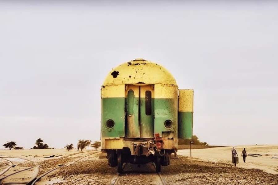 World's longest train runs in the Sahara Desert of Mauritania with 200 compartments