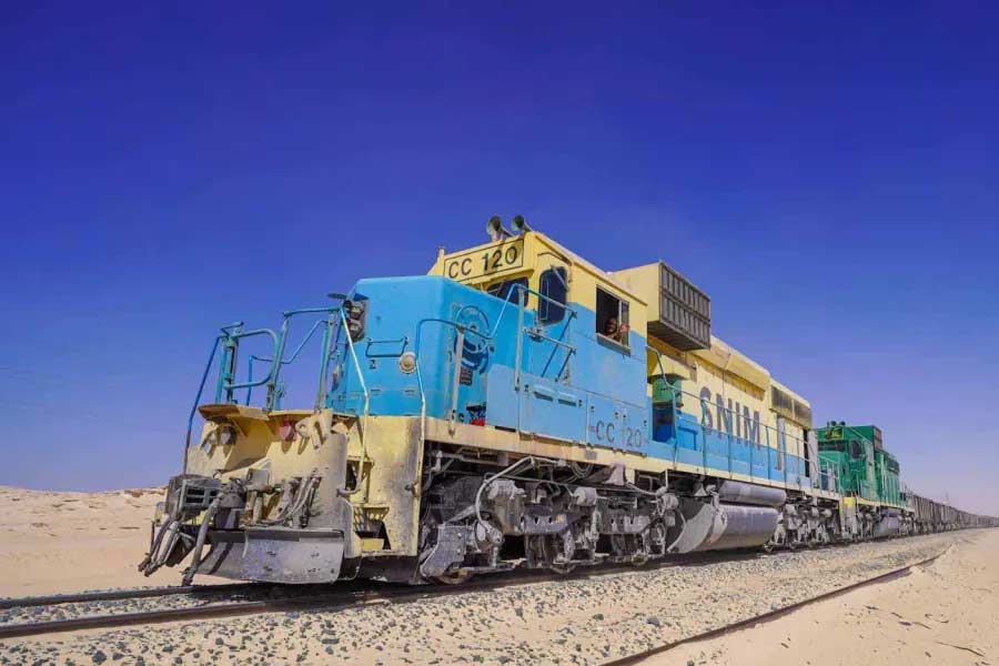 World's longest train runs in the Sahara Desert of Mauritania with 200 compartments