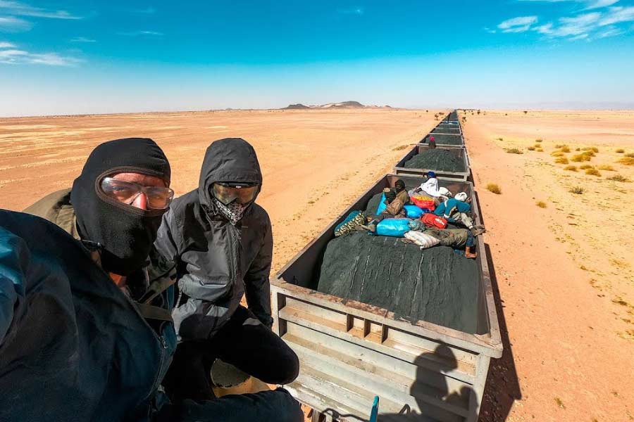 World's longest train runs in the Sahara Desert of Mauritania with 200 compartments