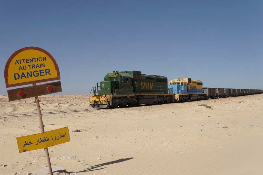 World's longest train runs in the Sahara Desert of Mauritania with 200 compartments