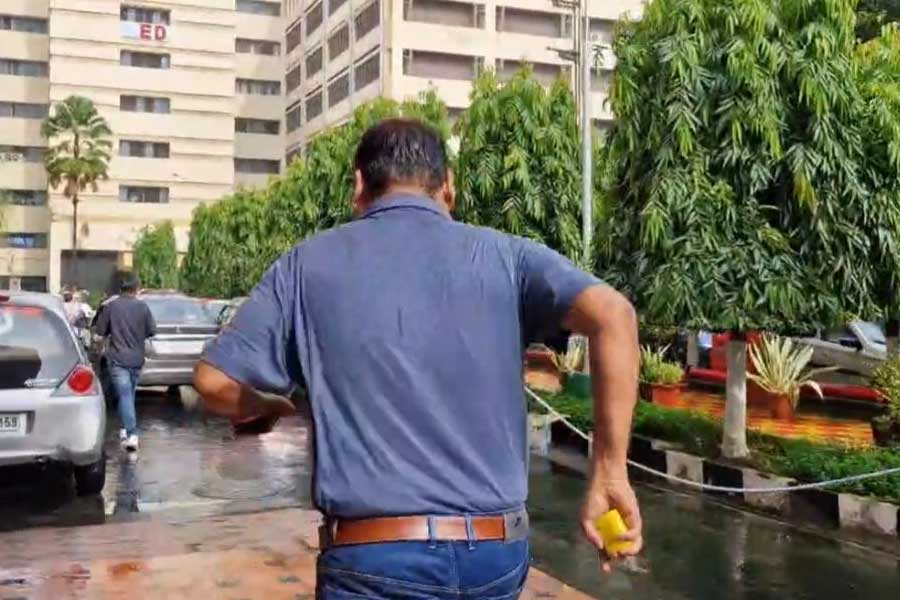 সিজিও কমপ্লেক্সের দিকে দৌড় পুলিশ আধিকারিকের।