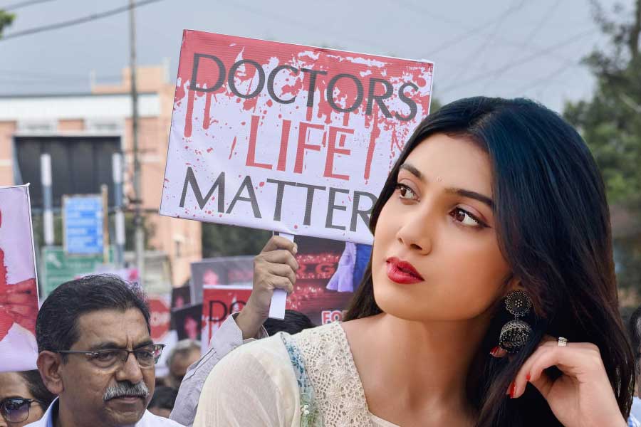 Bengali actress Rajnandini Paul slammed a troller amid RG Kar protest