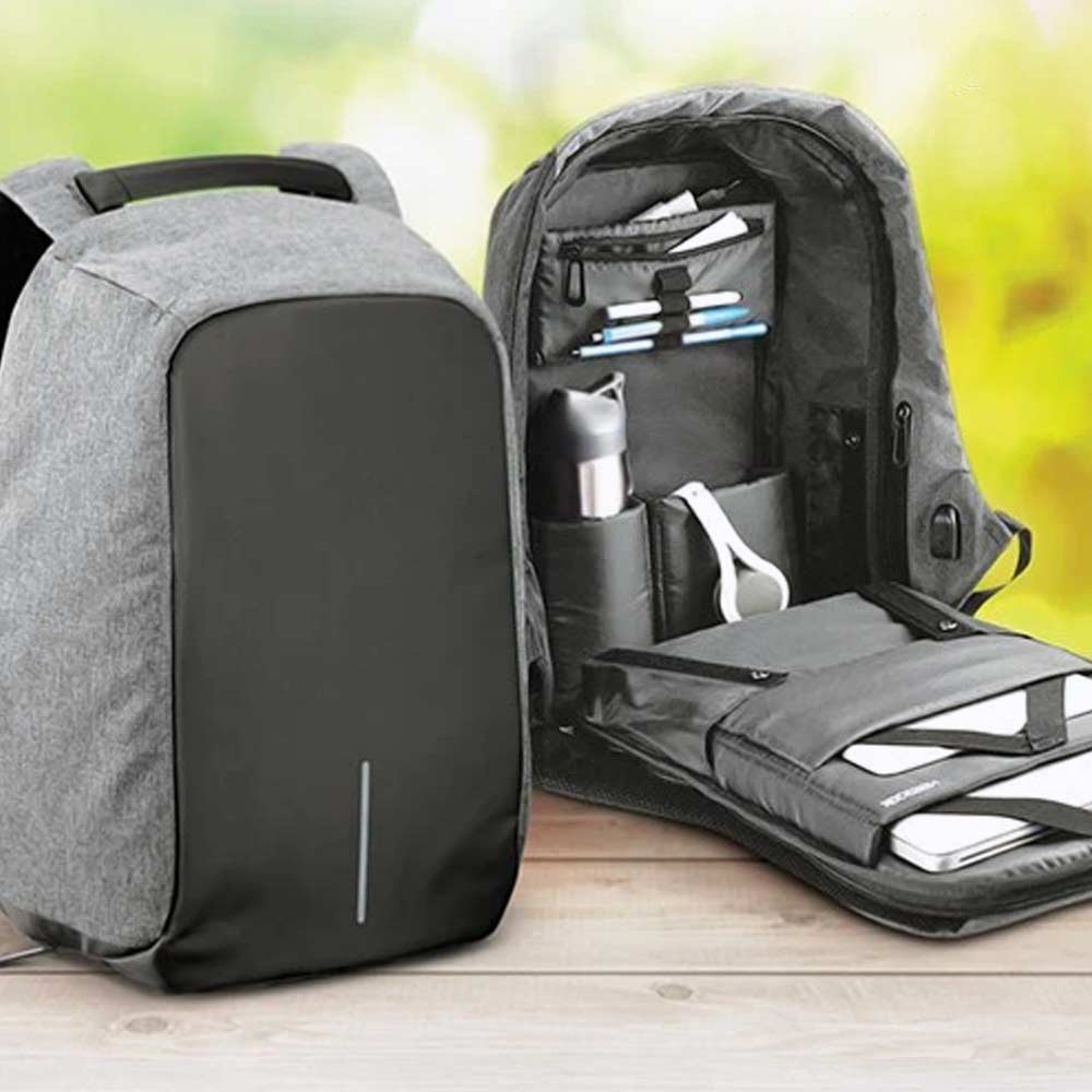 চুরির ঝুঁকি কমাতে বিশেষ ধরনের ব্যাকপ্যাক নিয়ে যেতে পারেন।