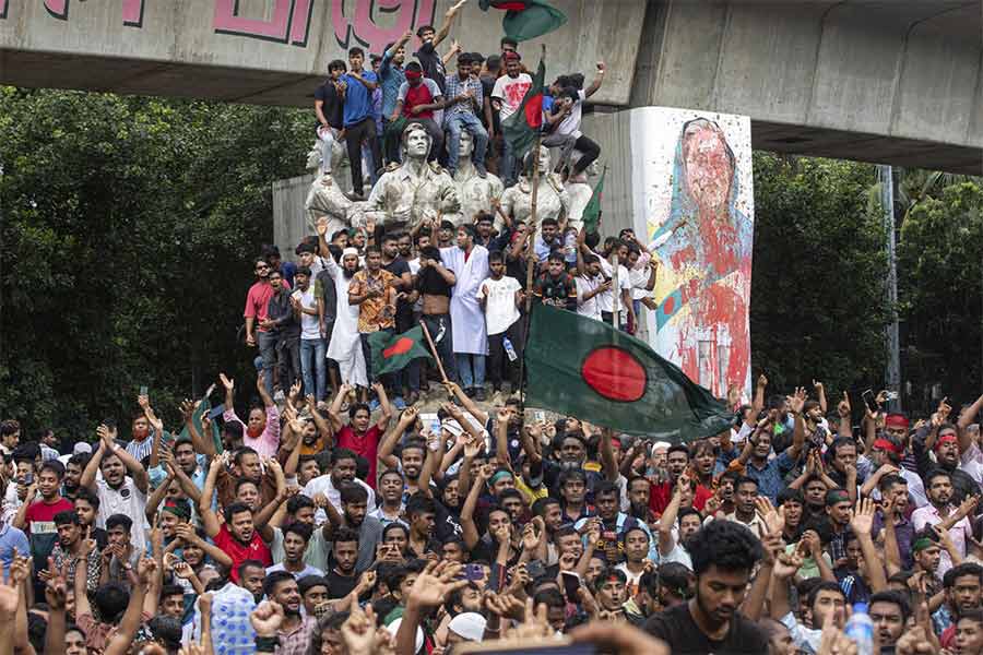 উল্লাস: শেখ হাসিনার পদত্যাগের খবর পাওয়ার পর ঢাকায় প্রতিবাদীদের জমায়েত। ৫ অগস্ট, ২০২৪।