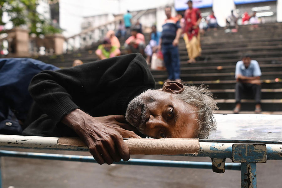 অসহায়: চলছে ডাক্তারদের কর্মবিরতি। তাই চিকিৎসা না পেয়েই ফিরে যেতে হল অমল রায় নামে এক রোগীকে। মঙ্গলবার, কলকাতা মেডিক্যাল কলেজ হাসপাতালে।