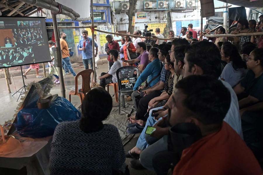 আর জি কর হাসপাতালে সুপ্রিম কোর্টের শুনানি শুনছেন জুনিয়র ডাক্তারেরা। ছবি: স্বাতী চক্রবর্তী।