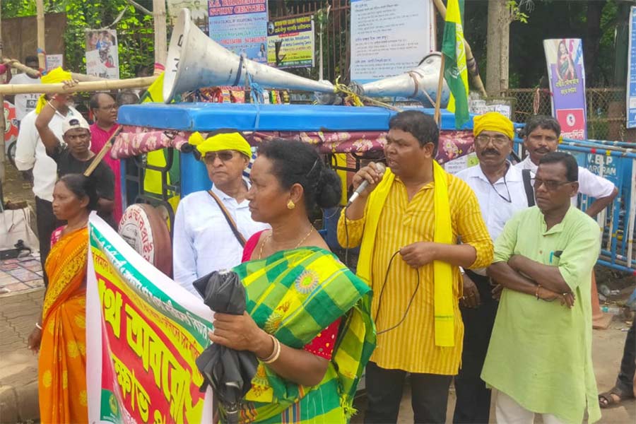 ঝাড়গ্রাম শহরের পাঁচমাথা মোড়ে অবরোধ-বিক্ষোভে বক্তৃতা করছেন রবিন টুডু। মঙ্গলবার সকালে।