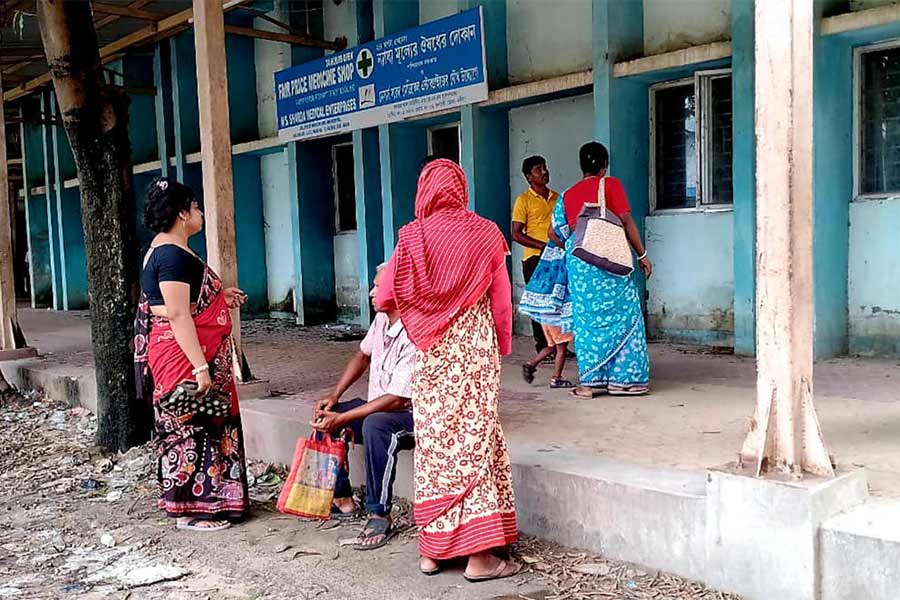 বন্ধ কল্যাণী জিএনএম মেডিক্যাল কলেজ ও হাসপাতালের বহির্বিভাগ। মঙ্গলবার কল্যাণীতে।