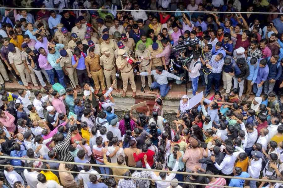 স্কুলে দুই নাবালিকার যৌন নিগ্রহের প্রতিবাদে মঙ্গলবার বদলাপুর রেলস্টেশনে রেল অবরোধ আন্দোলনকারীদের।