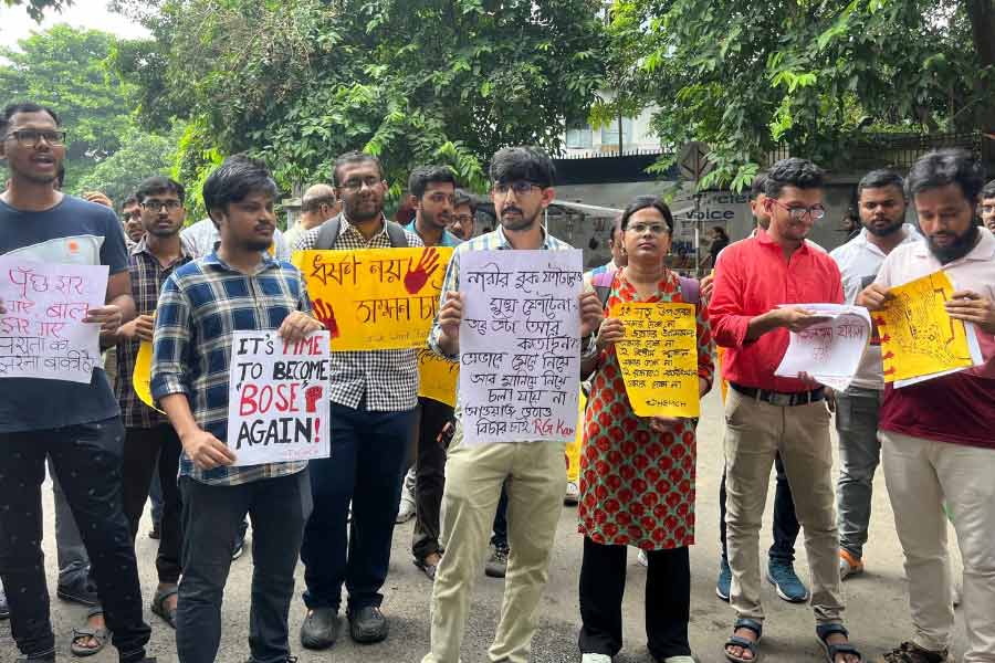 সিজিওর বাইরে জমায়েত।