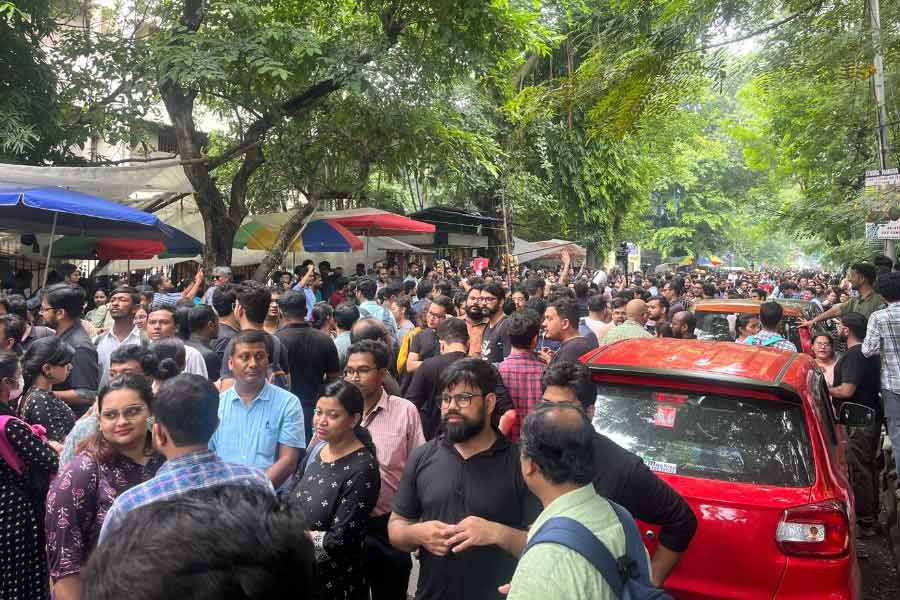 সিজিওর বাইরে জমায়েত।