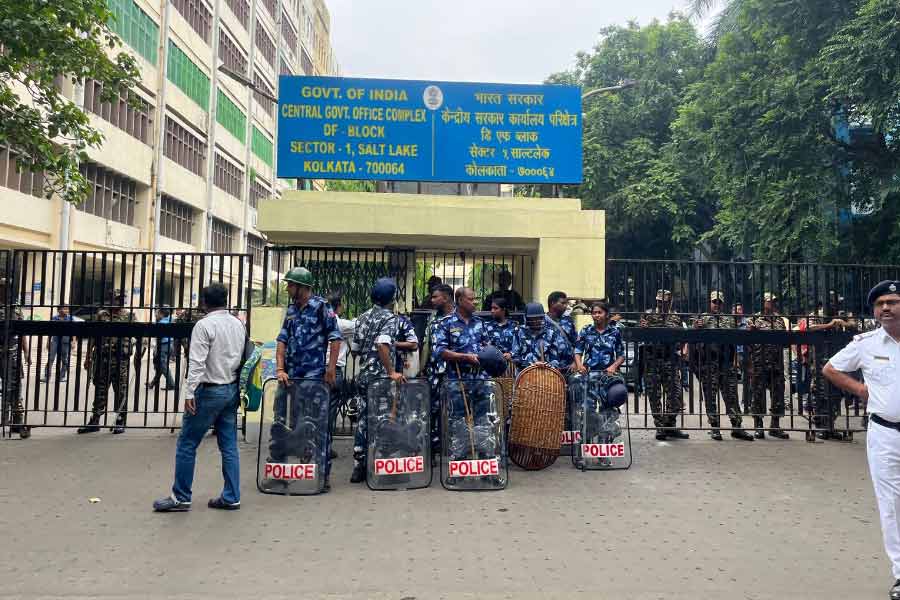 সিজিওর বাইরে আঁটসাঁট নিরাপত্তা।