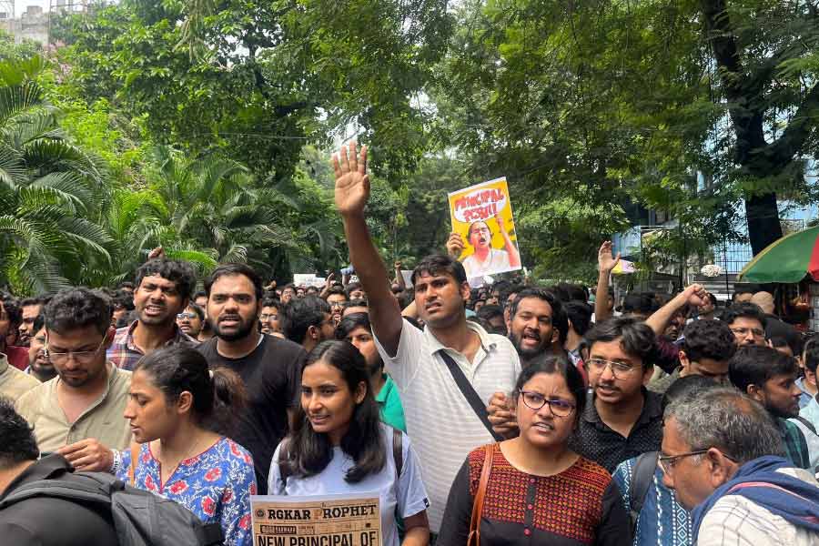 পোস্টার হাতে আন্দোলনকারীরা।