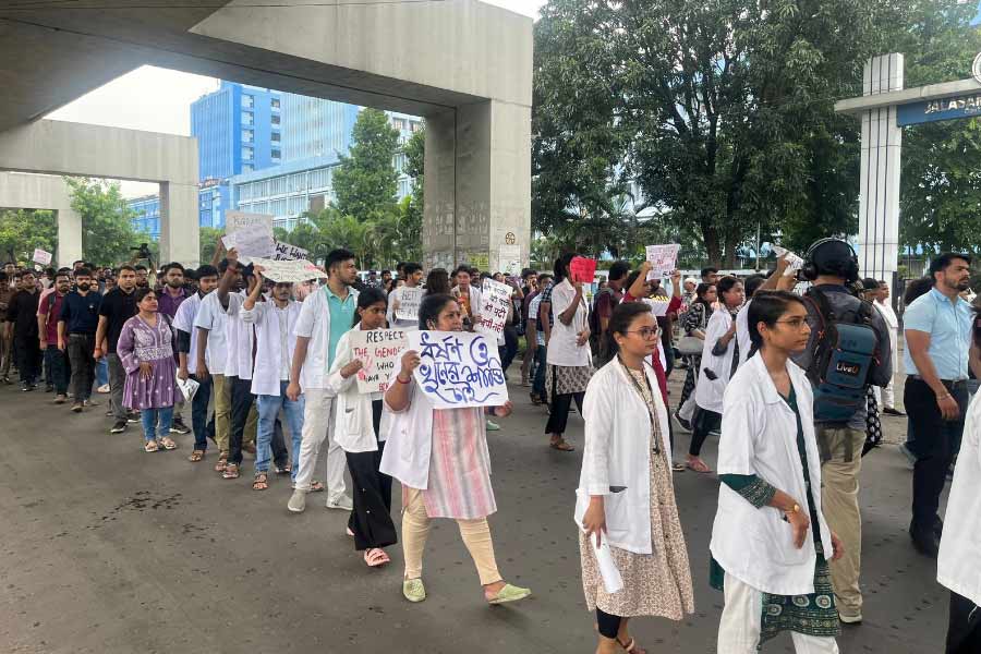 মিছিলে হাঁটছেন চিকিৎসকেরা।