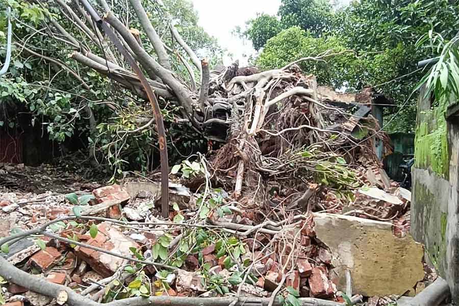 রানিগঞ্জের মহাবীর কোলিয়ারি এলাকায় ভেঙে পড়ে এই নির্মাণ।