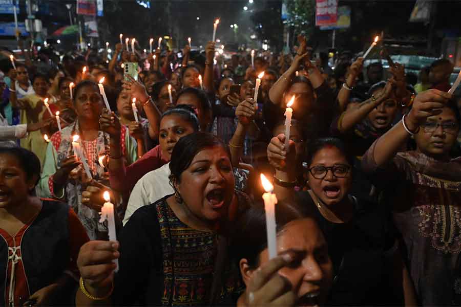 জাগ্রত: রাত দখল করার আন্দোলনে রাজ্য জুড়ে পথে নামলেন মহিলারা। কলেজ স্ট্রিট, কলকাতা, ১৪ অগস্ট ২০২৪।