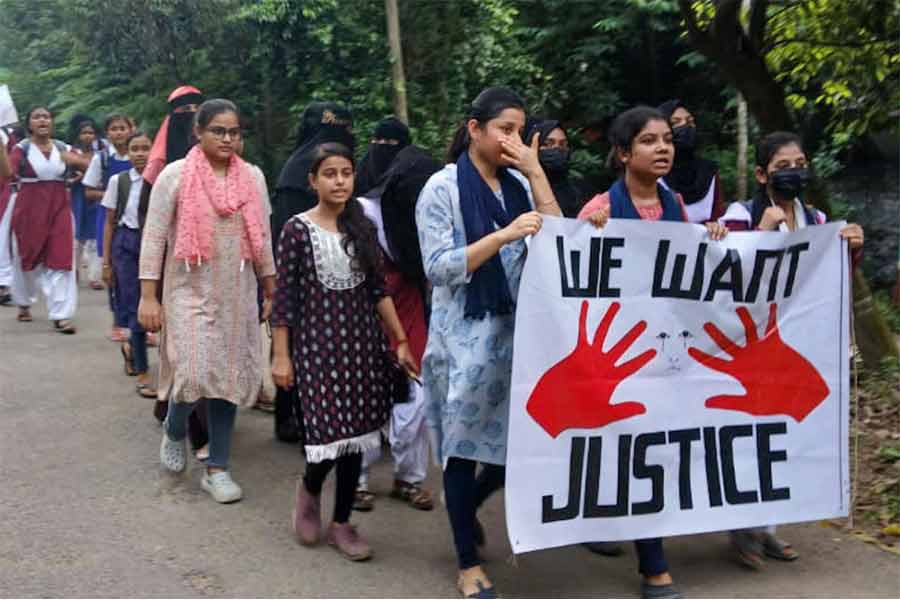 চণ্ডীতলার কুমিরমোড়ায় স্কুলের ছাত্রছাত্রীদের মিছিল।