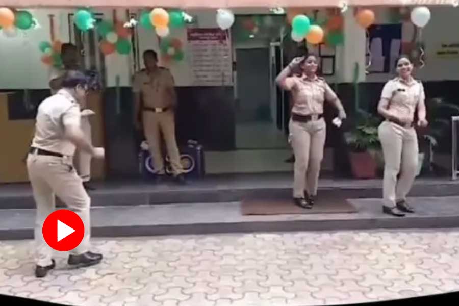 Viral Video of policemen dance on Bollywood song