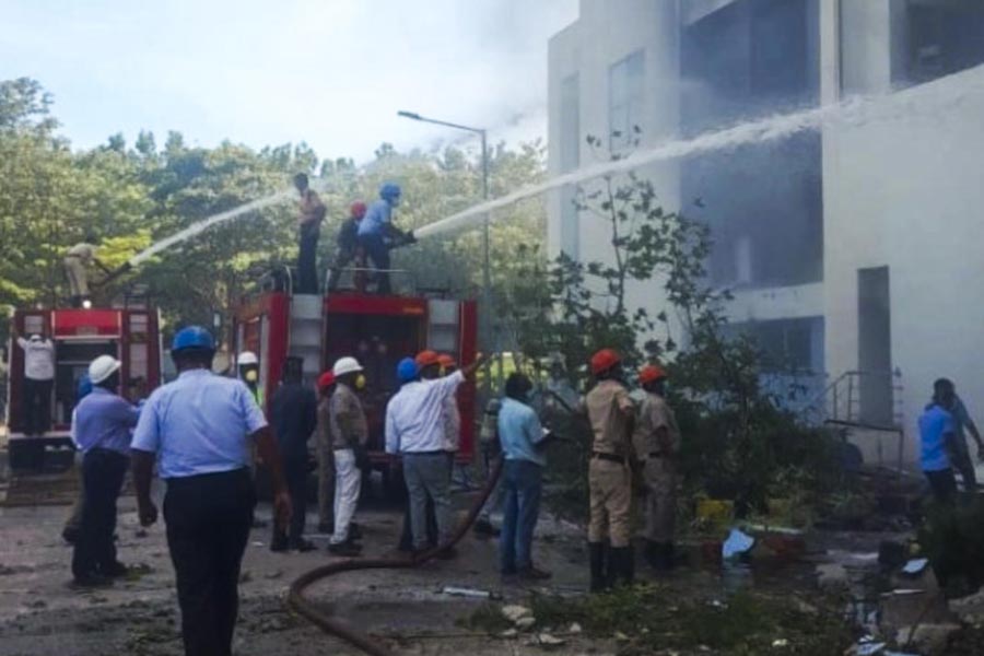 অন্ধ্রপ্রদেশে ওষুধের কারখানায় আগুন।