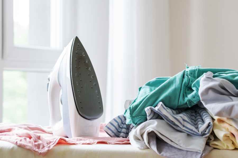 How to get wrinkles out from clothes without using an iron