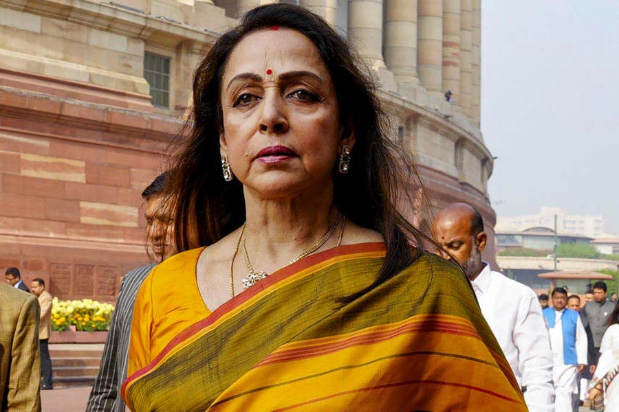 Hema Malini gets uncomfortable when a woman tries to touch her for picture