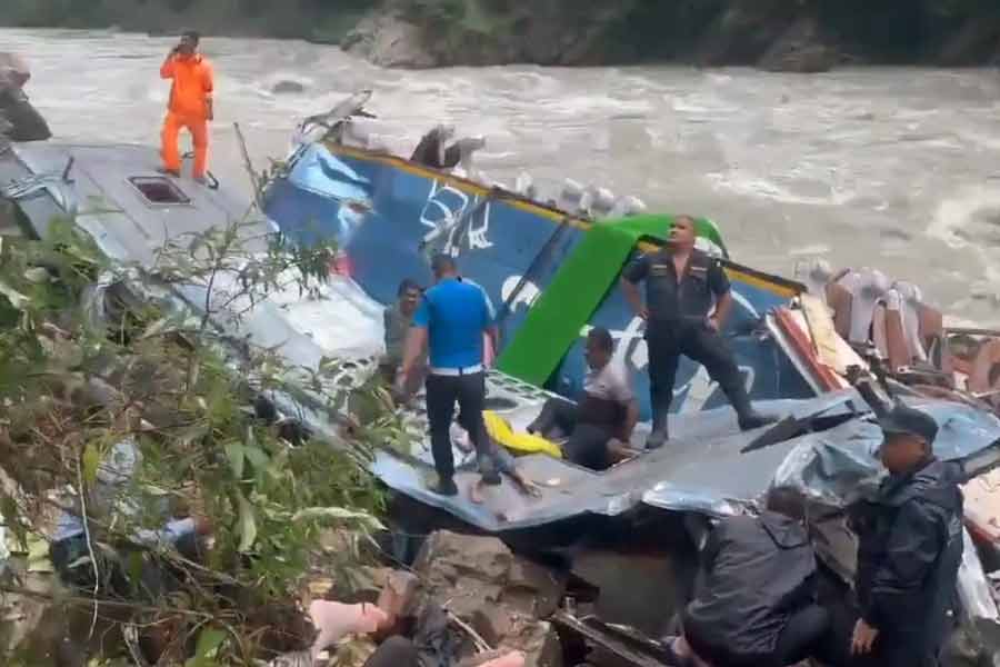 নেপালের নদীতে পড়ে রয়েছে দুর্ঘটনাগ্রস্ত বাসটি।