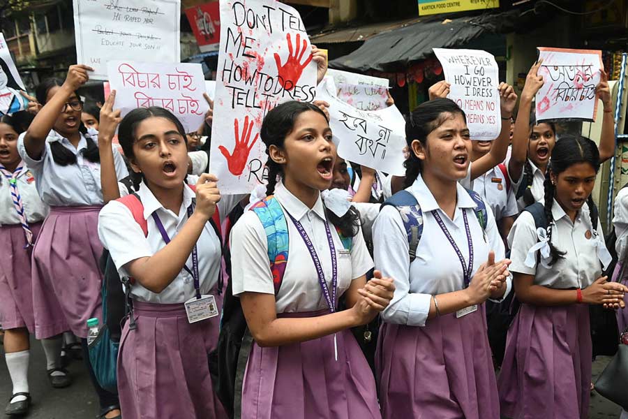 আর জি কর কাণ্ডে প্রতিবাদ মিছিল করেন বাগবাজার বহুমুখী বালিকা বিদ্যালয় এর প্রাক্তনীরা কিন্তু সেই মিছিলে যোগ দেন ছাত্রী ও তাদের অভিভাবকরা-বাগবাজারের