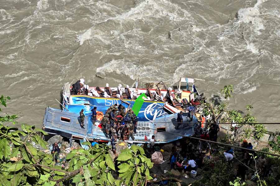 নেপালের নদীতে দুর্ঘটনাগ্রস্ত ভারতীয় বাস।