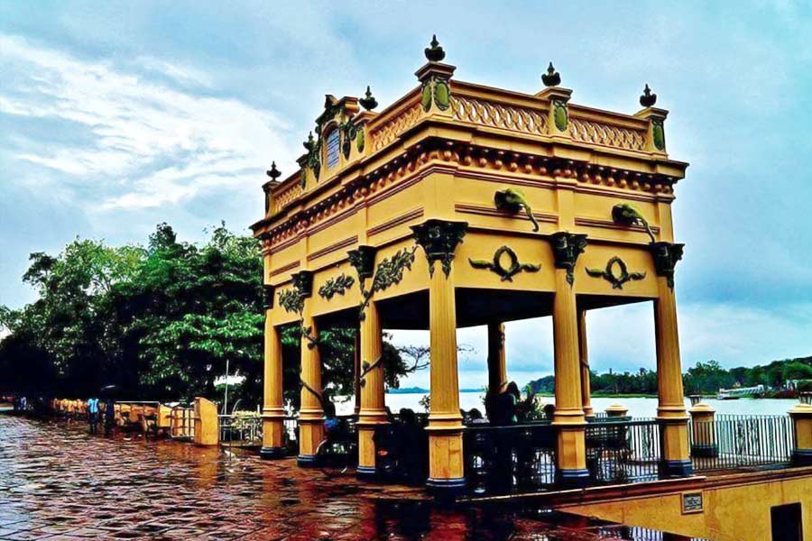 হুগলি জেলার চন্দননগর এখন জনপ্রিয় ঐতিহাসিক ভবন, জগদ্ধাত্রী পুজো, গঙ্গার ঘাট এবং বিখ্যাত জলভরা মিষ্টির জন্য।
