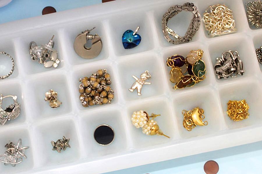 বরফের ট্রে তেও কানের দুল সাজিয়ে রাখতে পারেন।