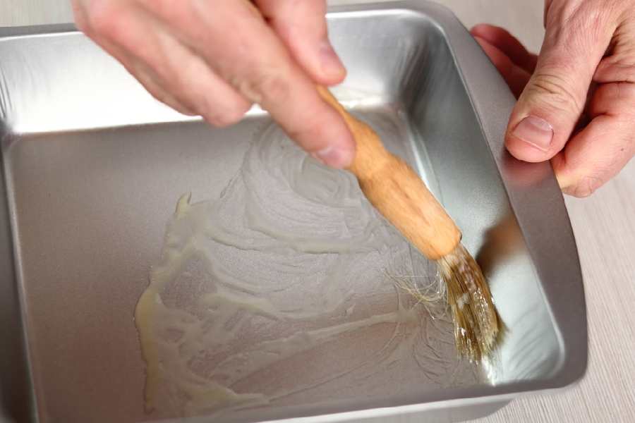 কেকের পাত্রে তেল বা মাখন লাগাবেন কী ভাবে?