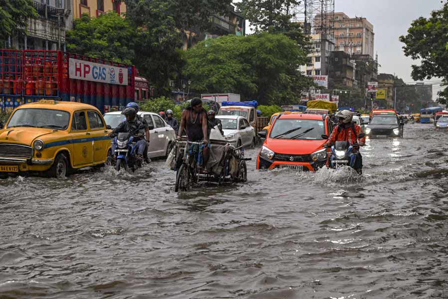 Several areas of Kolkata flooded due to heavy rains, Mayor Firhad Hakim ordered to solve the problem of water logging quickly