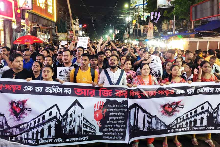 আরজি কর-কাণ্ডে মিছিলে শামিল হিন্দু স্কুলের প্রাক্তনীরা।
