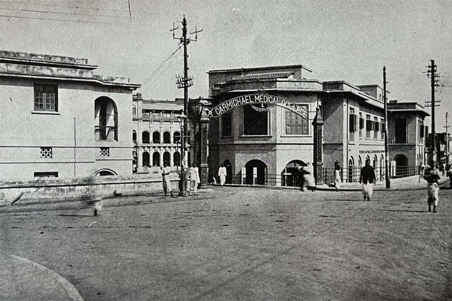 তৎকালীন আর জিকর হাসপাতালের জরুরী বিভাগের প্রবেশপথ। তখন নাম ছিল কারমাইকেল মেডিক্যল কলেজ।