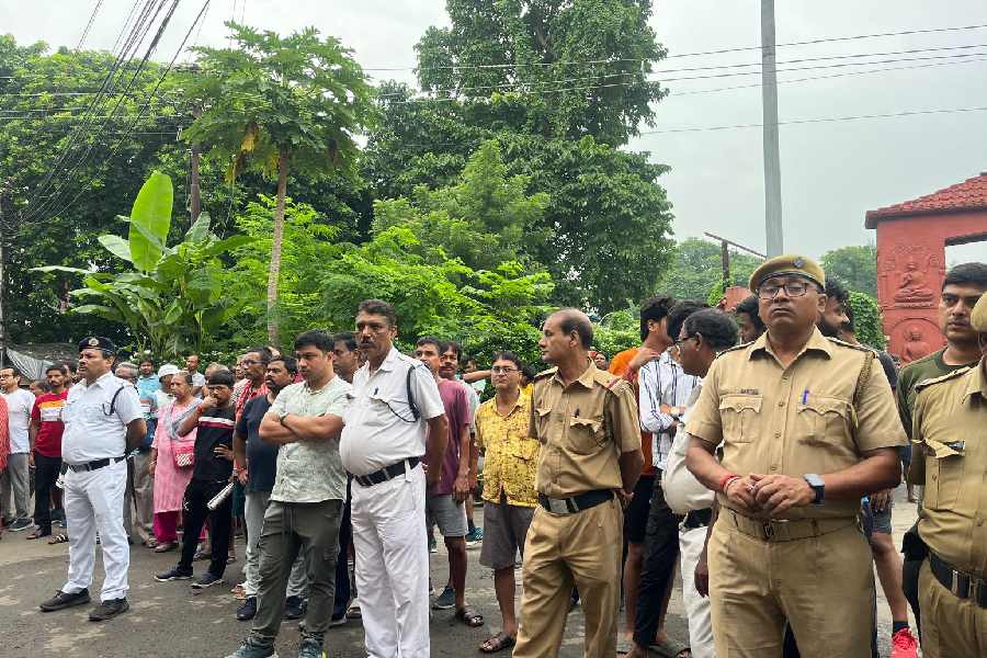সন্দীপ ঘোষের বাড়ির সামনে কলকাতা পুলিশের আধিকারিকেরা রয়েছেন। 