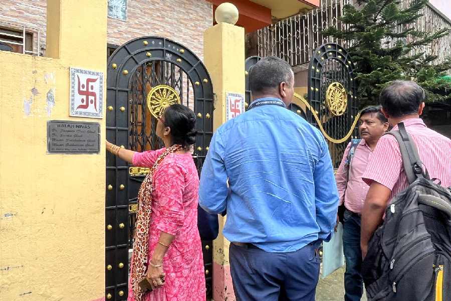 সন্দীপের বাড়ির কলিং বেল বাজিয়ে ডাকাডাকি চলছে।