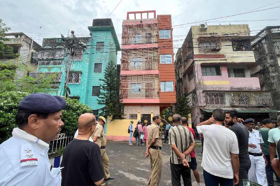 সন্দীপ ঘোষের চার তলা বাড়ির সামনে সিবিআই। রয়েছে স্থানীয়দের জমায়েত। 