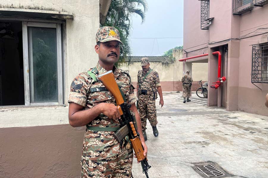 আরজি করের প্রাক্তন সুপার সঞ্জয় বশিষ্ঠের বাড়িতে কেন্দ্রীয় বাহিনী।