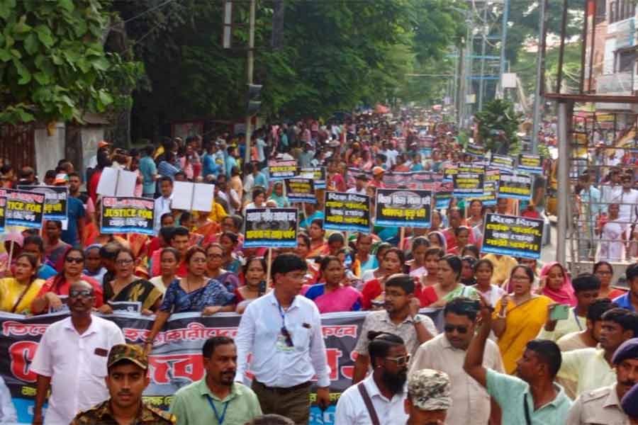 আর জি কর-কাণ্ডে দোষীদের শাস্তি ও মুখ্যমন্ত্রীর পদত্যাগের দাবিতে বালুরঘাটে বিজেপির প্রতিবাদ মিছিল।