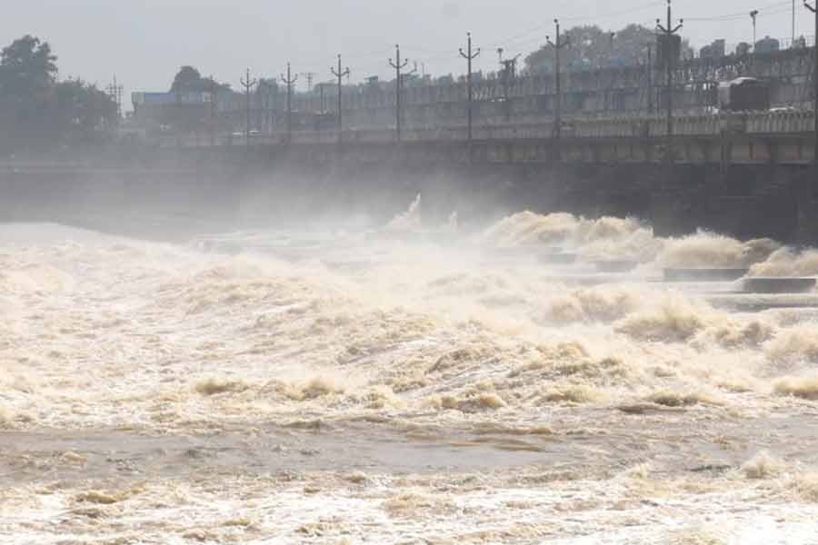 জল ছাড়া হচ্ছে দুর্গাপুর ব্যারাজ থেকে। শনিবার।