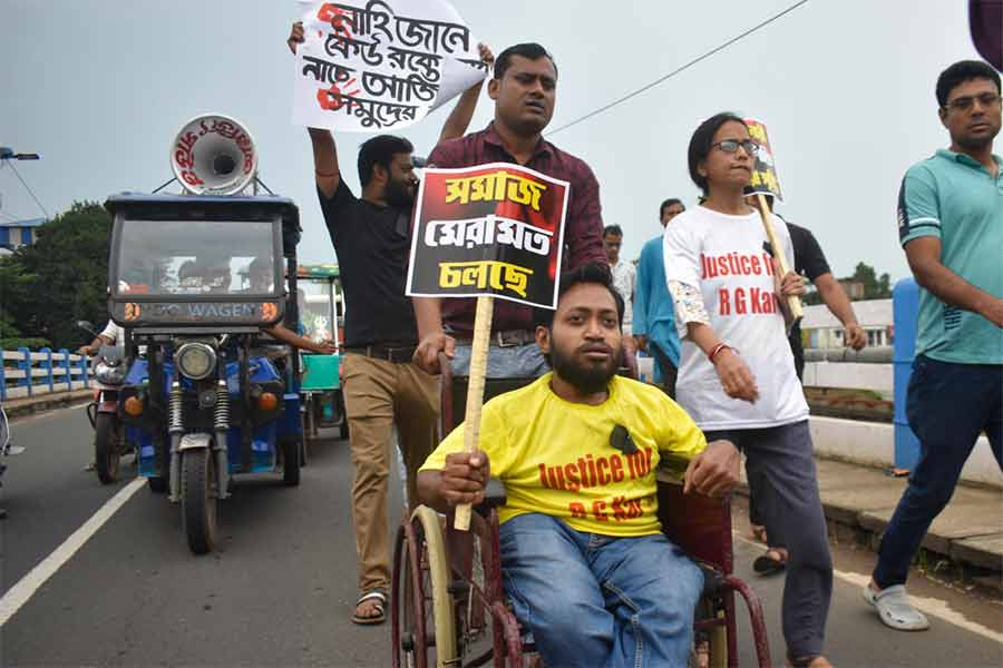 প্রতিবাদে ঘাটাল কলোজের বর্তমান এবং প্রাক্তন পড়ুয়ারা।