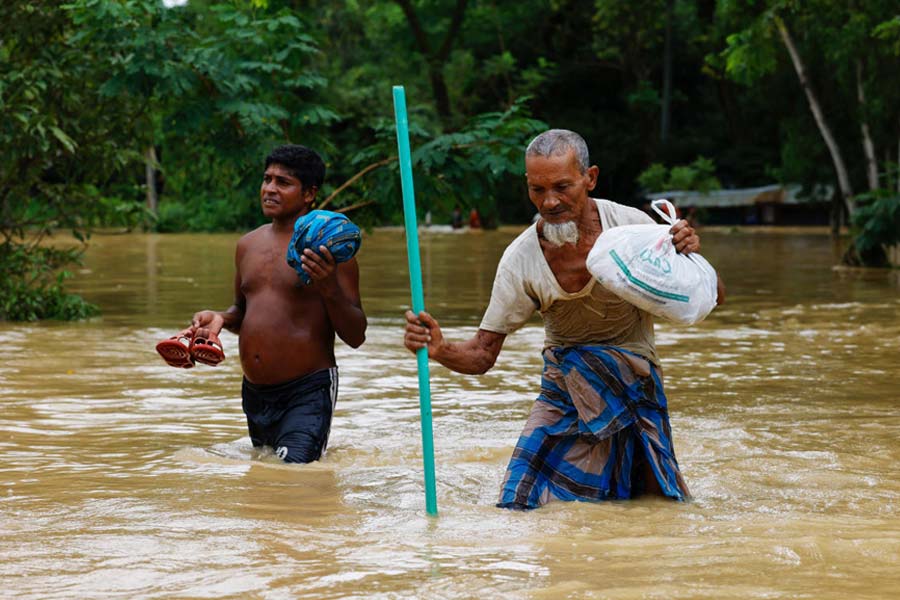 নিরাপদ আশ্রয়ের খোঁজে। ছবি: রয়টার্স।