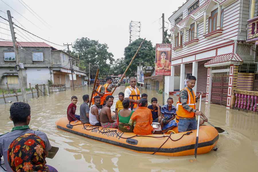 আগরতলায় প্লাবিত এলাকা থেকে উদ্ধার করা হচ্ছে বাসিন্দাদের। ছবি: পিটিআই।